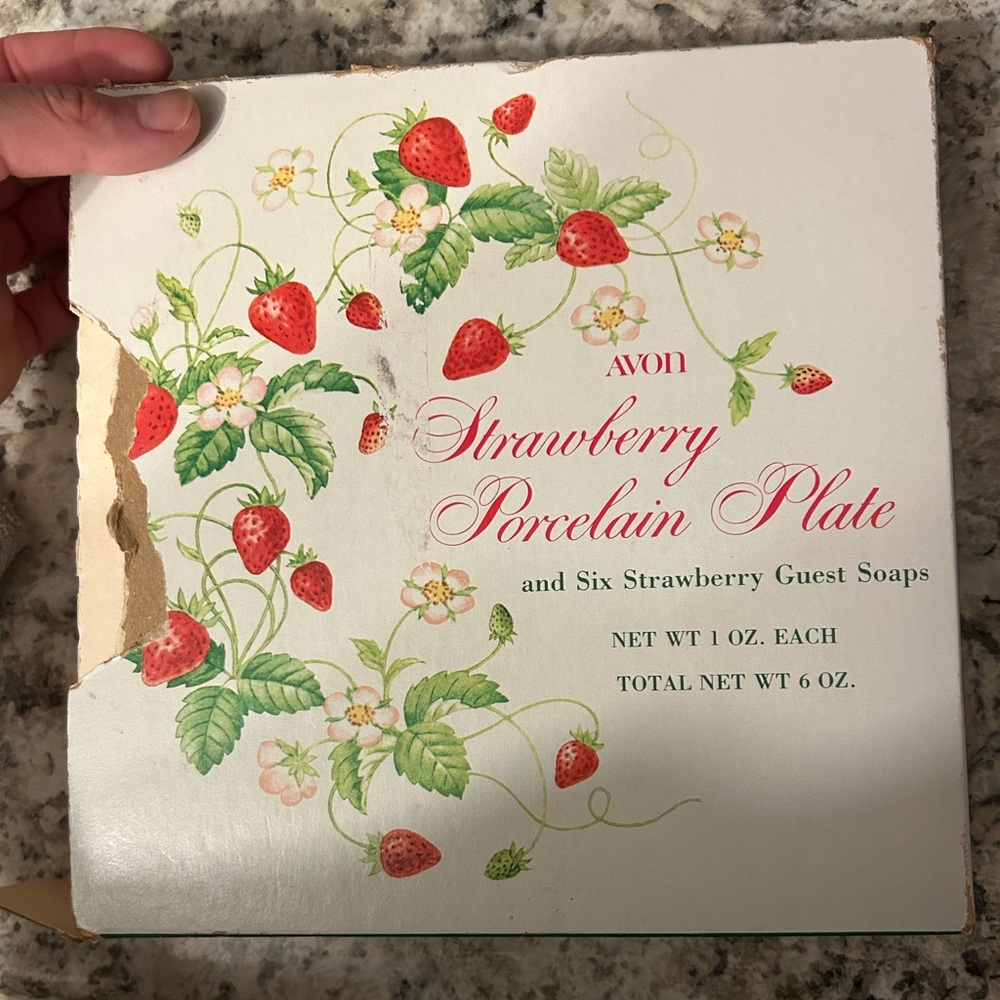 Vintage Avon strawberry decor 1978